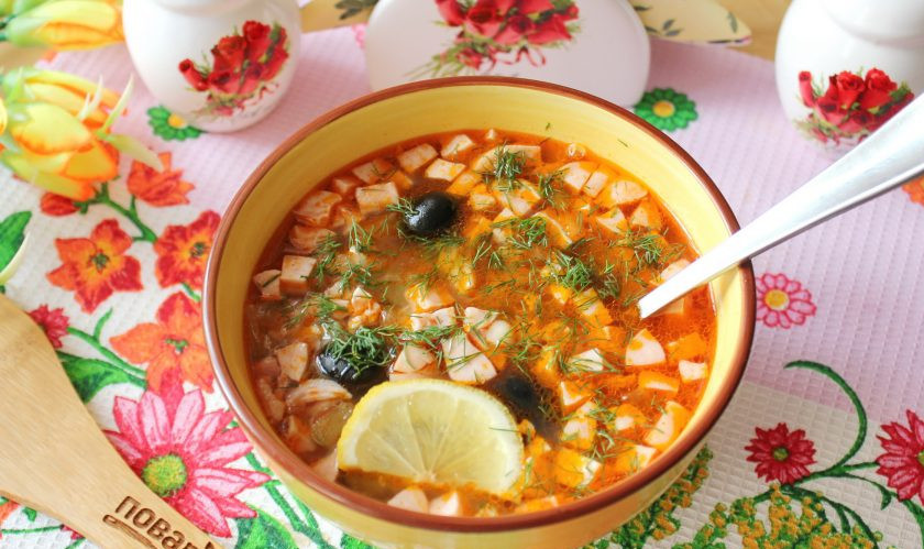 1. Этап. Солянка без копченостей: Солянка без копченостей готова. В тарелку при подаче добавьте ломтик лимона и сметану по желанию.