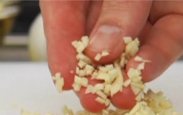 1. Этап. Салат из фасоли с чесноком: Чеснок нарезать пластинками или мелко порубить ножом.