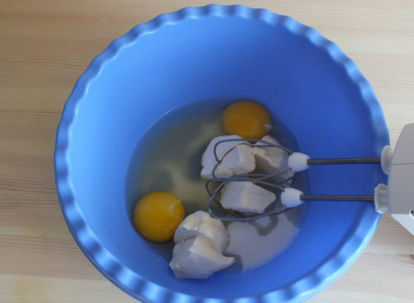 1. Этап. Печенье Сникердудль: Смешайте с помощью миксера в чаше яйца, сахар и масло.