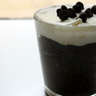 Кекс в стакане в микроволновке