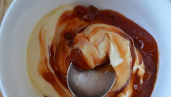 1. Этап. Тарталетки с морепродуктами: Теперь приготовьте соус. Для этого возьмите майонез и кетчуп в равных пропорциях, хорошо смешайте оба ингредиента. Прекрасно, если эти продукты будут собственного приготовления.