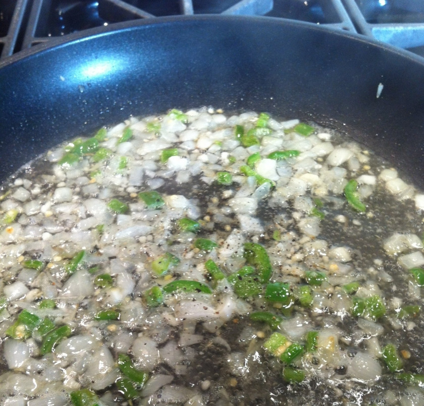 1. Этап. Соус для мидий в створках: 2. После того, как овощи хорошо обжарятся, влейте белое вино. Готовьте, пока жидкость не выпарится наполовину. Вино наливайте аккуратно, так как масса может воспламениться.