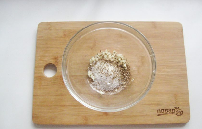 1. Этап. Морковь по-корейски с опятами: Насыпьте молотый кориандр.