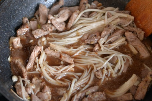 1. Этап. Индейка с грибами эноки: Перемешиваем.