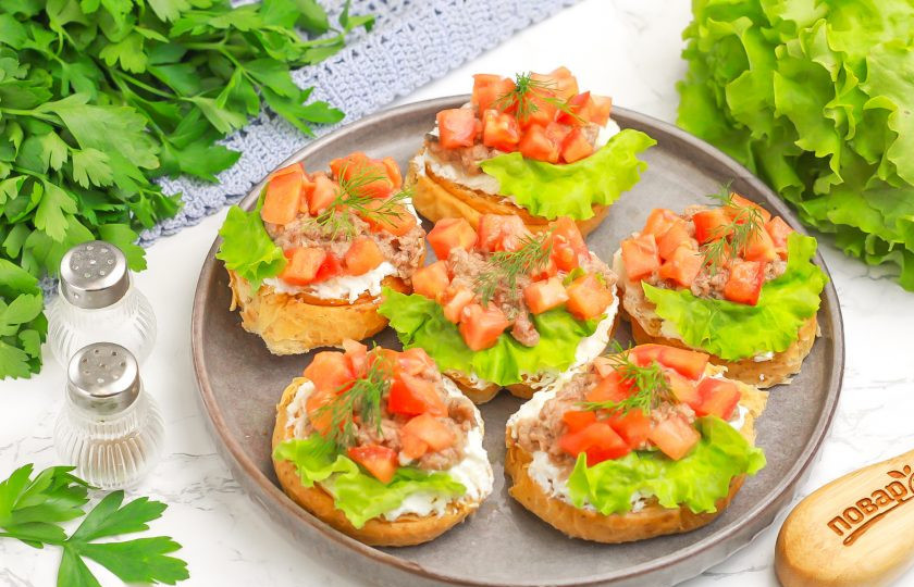 1. Этап. Тост с тунцом: Украсьте приготовленные тосты листовым салатом и укропом, подайте их к столу сразу же после приготовления.
