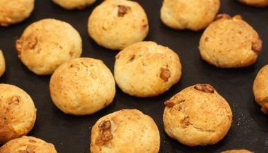 1. Этап. Печенье без масла: Отрываем от теста небольшие кусочки и лепим шарики, величиной чуть больше грецкого ореха. Выкладываем шарики из теста на противень и выпекаем минут 30 до румяного цвета. Температура выпечки 170-180 градусов. Проверить готовность печенья можно деревянной зубочисткой.