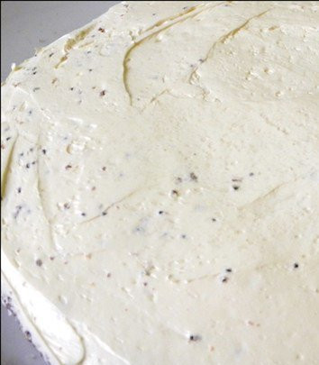 1. Этап. Торт исключительный: 5. Каждый корж пропитываем коньяком, смазываем кремом и складываем друг на друга.