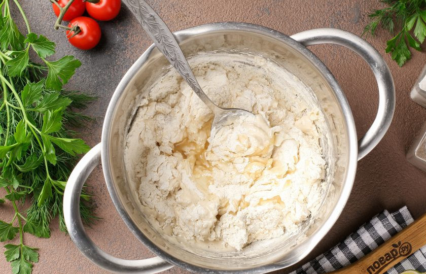 1. Этап. Пицца с горчичным соусом: Добавьте муку, перемешайте и влейте растительное масло.