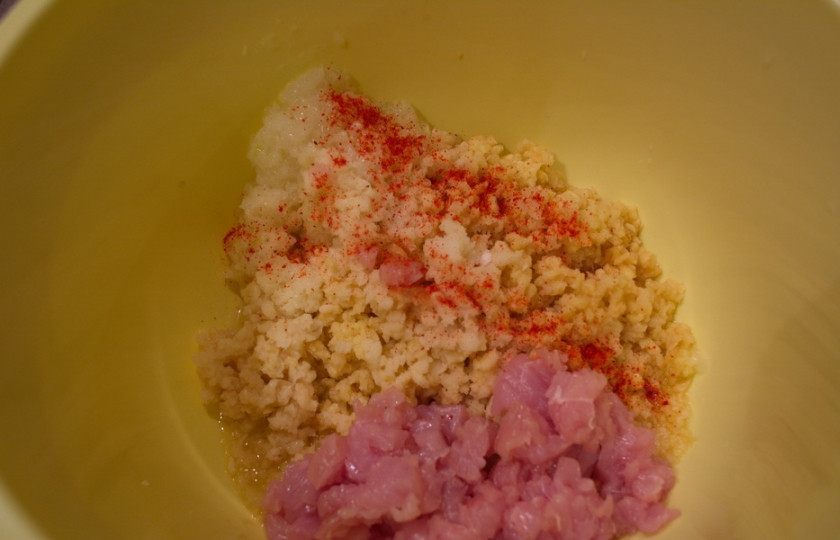 1. Этап. Картофельные котлеты с курицей: Добавьте нарезанную очень мелко курятину (у меня филе) и специи по вкусу.