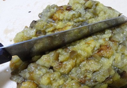 1. Этап. Биточки из баклажанов: После того как мы обжарим баклажаны, их следует измельчить, я обычно просто нарезаю их ножом на небольшие кусочки.