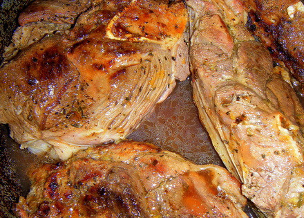 1. Этап. Алыча с мясом: Выкладываем мясо в форму, смазанную растительным маслом, заливаем пивом, в котором мясо мариновалось и ставим в разогретую до 250 градусов духовку на 15-20 минут и запекаем до образования красивой корочки. Затем убавляем температуру до 150 градусов, накрываем мясо фольгой и продолжаем запекать до готовности.