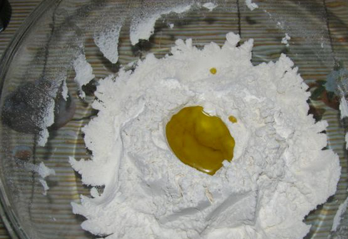 1. Этап. Заварное тесто для беляшей: По центру делаем углубление, вливаем в него растительное масло.