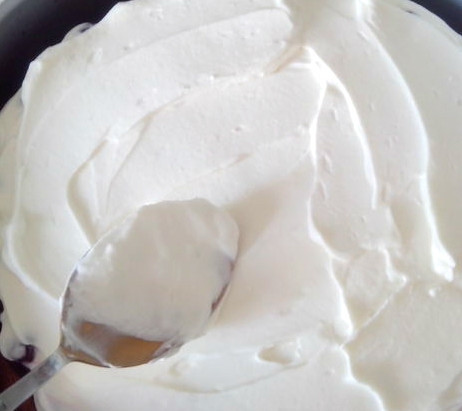 1. Этап. Торт с маскарпоне и вишней: Теперь готовим крем. Выливаем сливки в мисочку, взбиваем их с сахаром. Еще лучше, если вы возьмете сахарную пудру. Воздушность крема вам обеспечена! Добавляем в сливки сыр Маскарпоне. Взбиваем еще раз, и начинаем намазывать крем на вишневый слой.