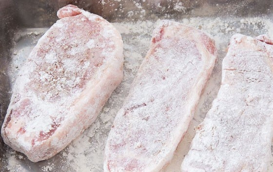 1. Этап. Отбивные из свинины в панировке: 3. Равномерно посыпьте мясо мукой.