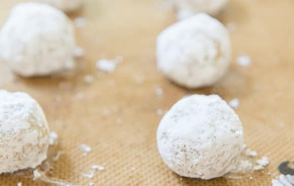 1. Этап. Воздушное лимонное печенье: 5. Потом из теста сделайте круглое печенье. Обваляйте его в сахарной пудре.