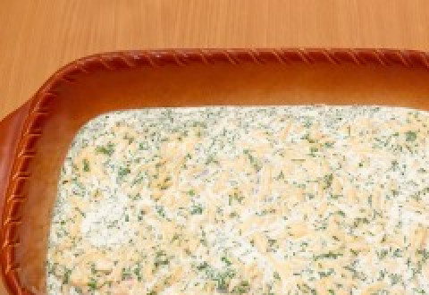 1. Этап. Рыба, запеченная в сливках: Перекладываем в форму рыбу, затем ее солим и перчим. Заливаем сливочным соусом и запекаем блюдо в духовке 35 минут, температура 180 градусов.