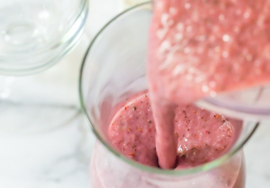 1. Этап. Клубнично-шоколадный смузи с мятой: 4. Осталось только разлить клубнично-шоколадный смузи с мятой по стаканам и подать его к столу. Приятного аппетита!