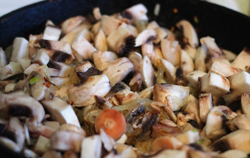 1. Этап. Жульен с грибами в духовке: Разогреваем растительное масло в сковороде. Обжариваем грибы с луком до мягкости.