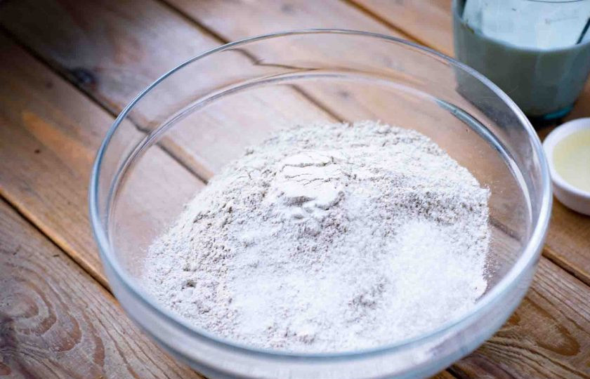 1. Этап. Ржаные лепешки на кефире: В просторную миску выложите всю ржаную муку, добавьте соль, сахар, соду. Перемешайте.