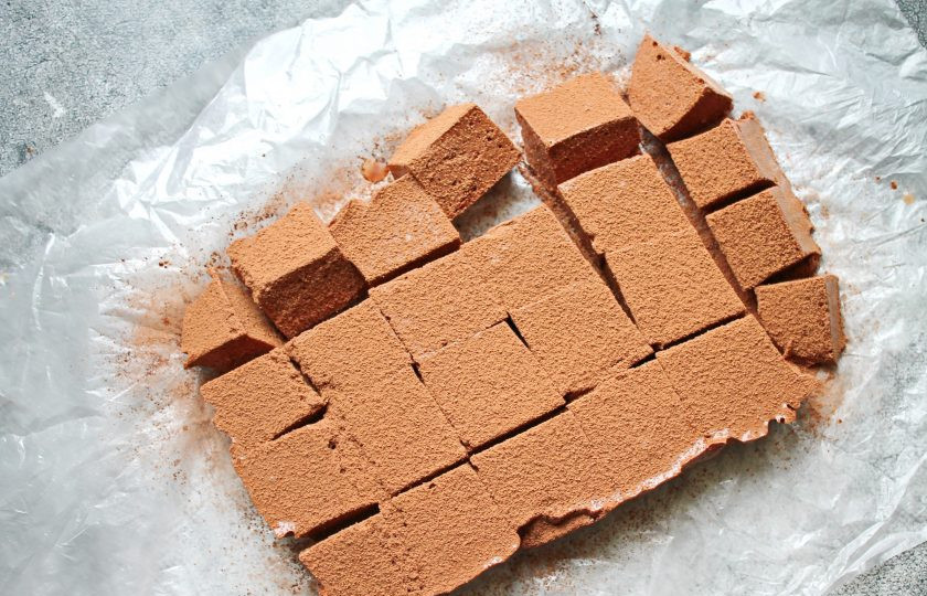 1. Этап. Быстрый шоколадный маршмеллоу: Готовый шоколадный маршмеллоу вместе с пленкой извлеките из формы и разрежьте его сырым ножом на части. Посыпьте маршмеллоу сверху какао и подавайте к столу.