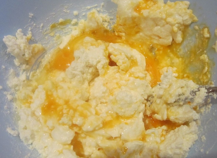 1. Этап. Булочки с творогом без дрожжей: 1. Смешиваем творог с яйцами и сахаром. Сразу растираем, а затем можно взбить миксером.