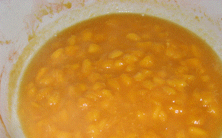 1. Этап. Варенье из персиков без косточек: Когда персики станут мягкими, добавьте сахар и перемешайте. Варить, помешивая и убирая пену, до готовности. Готовое варенье будет спадать с ложки крупными каплями, можно капнуть на блюдце, если капля не растекается - варенье готово.