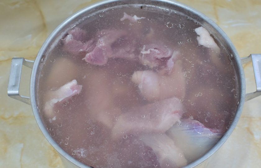 1. Этап. Холодец из рульки и индейки: Следом выложите свиную рульку и мясо индейки. Залейте все водой, чтобы она покрывала мясо и поставьте на огонь. Доведите до кипения. При закипании будет появляться пена, которую необходимо всю убрать. Затем сделайте минимальный огонь и варите под крышкой 6 часов. При необходимости можно подливать горячую воду. По вкусу подсолите. Можно добавить специи.