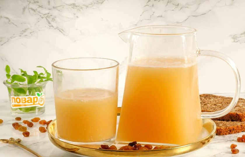 1. Этап. Окрошечный квас с изюмом: Разлейте квас в стаканы или чашки и подайте к столу. Он получится сладковатым и газированным. Если оставите его в холодильнике на сутки, то он получится чуть кисловатым, на вторые сутки — более кислым. Выбирайте по своему вкусу.