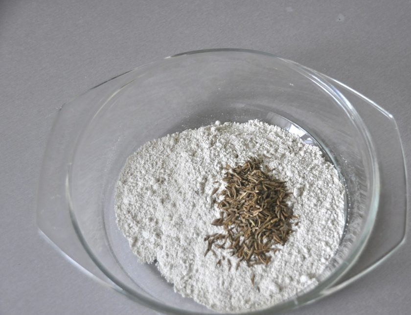 1. Этап. Рижский хлеб по ГОСТу: В стеклянную или керамическую посуду, которая должна быть с крышкой, всыпьте муку, добавьте тмин и перемешайте.