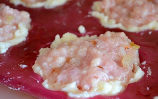 1. Этап. Куриные тефтельки в картофельных корзиночках: 5. Внутрь каждой формочки добавляю по 1 столовой ложке куриного филе. Измельчаю твердый сыр, посыпаю им каждую корзиночку.