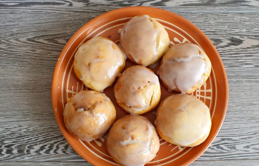 1. Этап. Пряники из тыквы: Подсушите немного глазурь, выложите на блюдо. Полностью остудите и подавайте к столу.