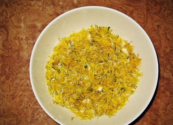 1. Этап. Варенье из одуванчиков для детей: 1. Соберите 200 цветков одуванчика. Разложите их на столе или на ткани минут на 15–20, чтобы повыползала всякая живность. Выщипайте желтые лепестки из цветков. Зеленые их части вам не понадобятся.