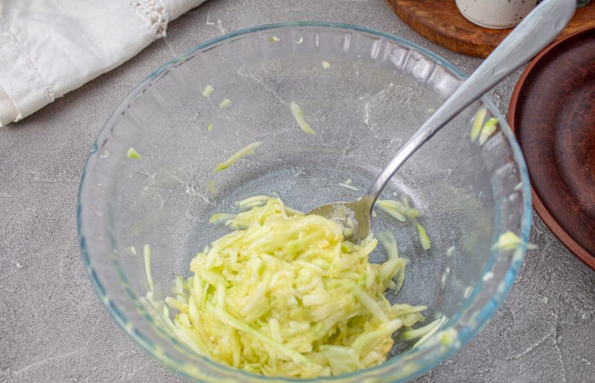 1. Этап. Кето-вафли из кабачков: Кабачок отожмите от сока, выложите обратно в миску.