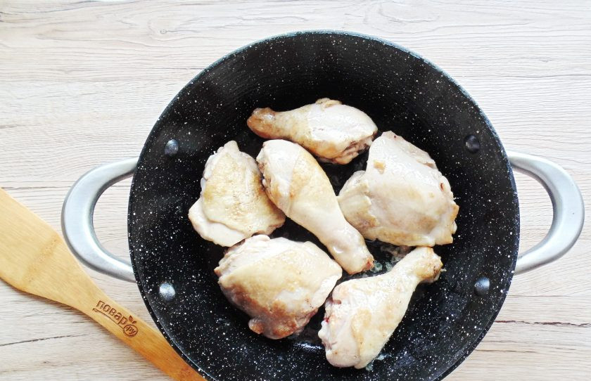 1. Этап. Гедлибже из курицы: Обжарьте курицу до легкой, золотистой корочки.