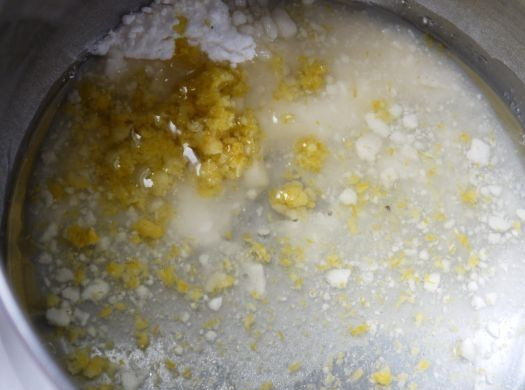 1. Этап. Несдобное печенье: Туда же наливаем воду и растительное масло, всыпаем щепотку соли и размешиваем. Соду гасим лимонным соком и добавляем к остальным ингредиентам.