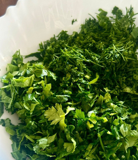 1. Этап. Баранина жареная «на» и «в» решетке: Нарубил зелени понемногу. Петрушка, кинза и укроп. Добавил к луку, перемешал, и в холодильник отправил. Настаиваться.