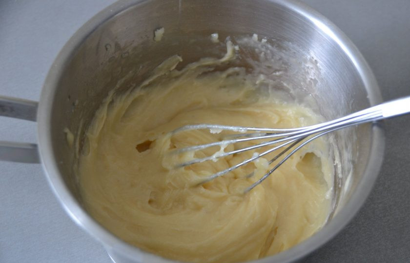 1. Этап. Лимонные эклеры: По одному вбейте в тесто яйца, интенсивно вмешивая. Тесто должно стать гладким и однородным.