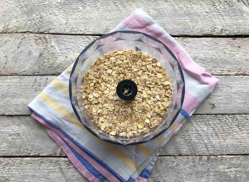 1. Этап. Овсяное печенье на сливочном масле: Овсянку измельчите в блендере.