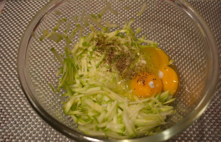 1. Этап. Оладушки из кабачка: Добавьте яйца, соль, перец.