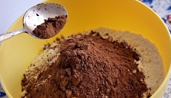 1. Этап. Торт на кипятке: 4. Добавьте какао.