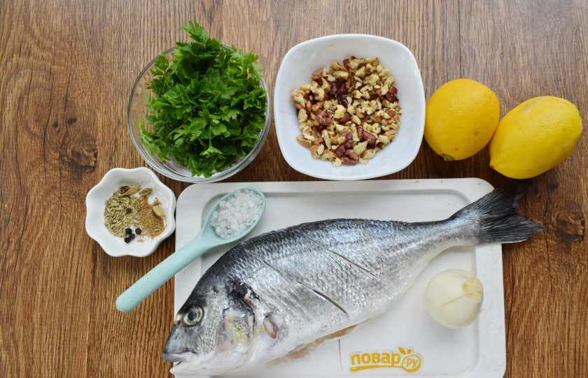 1. Этап. Дорадо по-средиземноморски: Рыбу очистите от чешуи, выпотрошите, удалите плавники, промойте под холодной водой, обсушите. Зелень вымойте, лук очистите.