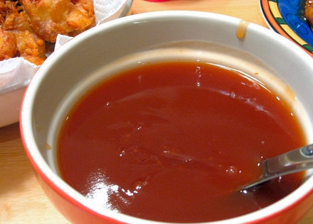 1. Этап. Баранина с болгарским перцем: Приготовить соус. Для этого смешать кетчуп с кукурузным крахмалом, добавить туда соевый соус и сахар. Тщательно перемешать.