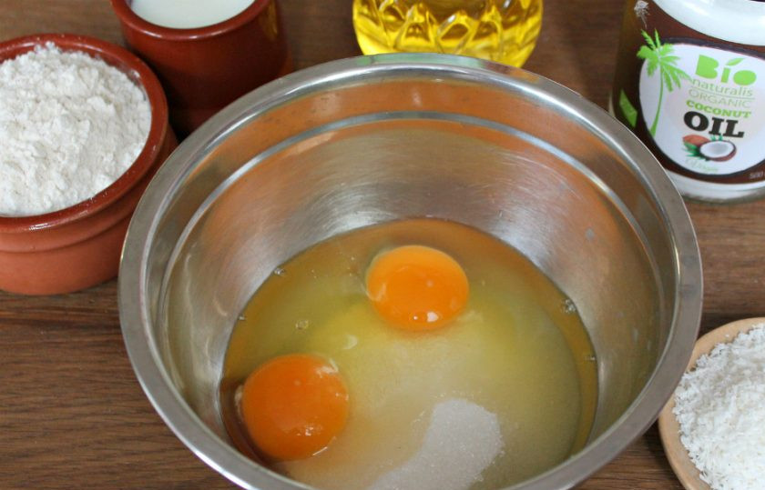 1. Этап. Кекс на кокосовом молоке: Сахар и яйца отправляем в миску. Взбиваем миксером.