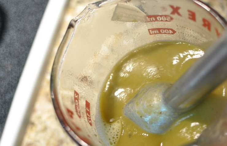 1. Этап. Простой гороховый суп с копченостями: 4. Смешайте оставшиеся 2 стакана бульона со сметаной, стаканом жидкости из кастрюли, где варятся овощи и бальзамическим уксусом, перемешайте с помощью блендера. Получившуюся массу влейте обратно в кастрюлю.