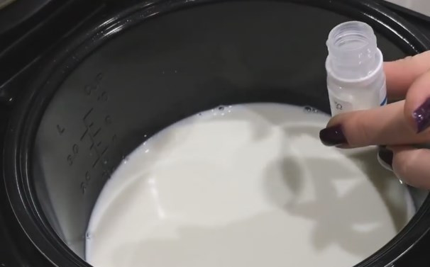 1. Этап. Домашний йогурт со злаками: 2. В бутылочку с бактериями залейте пару ложек молока, взболтайте и высыпьте обратно в чашу.