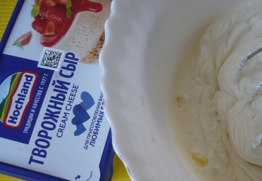 1. Этап. Творожный десерт: На малых оборотах миксера взбить творожный сыр с сахаром. Перемешать до однородного состояния, чтобы сахар растворился.