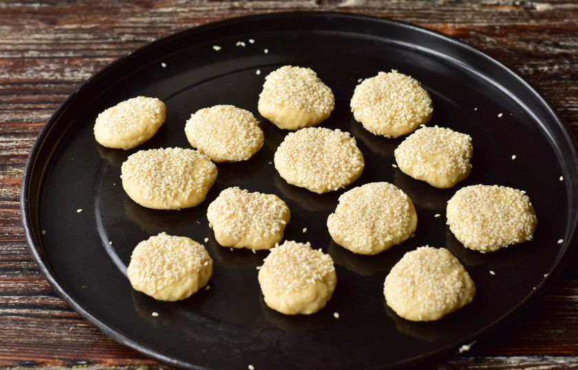 1. Этап. Печенье Королевское: Выложите подготовленное печенье на противень.