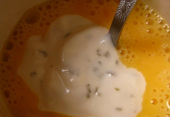 1. Этап. Ачма из лаваша в духовке: Добавляем к яйцам кефир и чесночный соус, тщательно все перемешиваем.