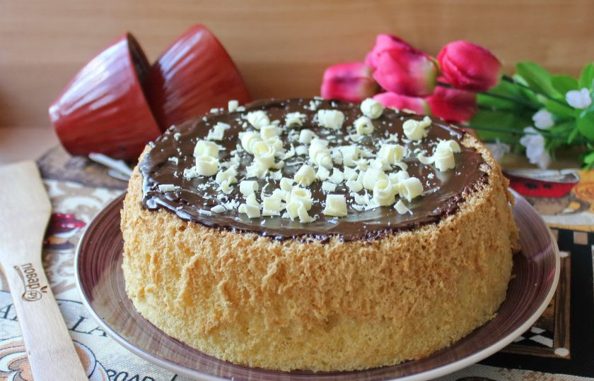 1. Этап. Бисквит с шоколадной глазурью: Украсьте по вкусу. Я посыпала тертым белым шоколадом.