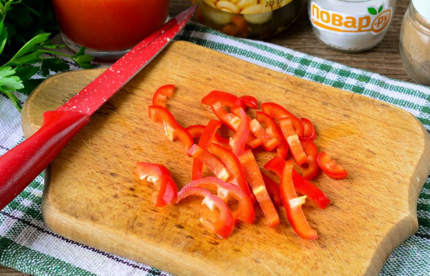 1. Этап. Рис с маринованными грибами: Сладкий перец почистите от семян, нарежьте небольшими ломтиками.